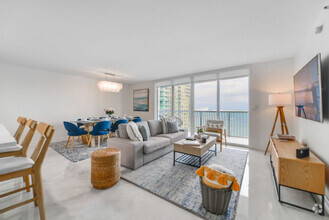 Building Photo - 1200 Brickell Bay Dr