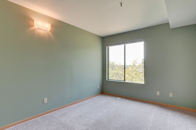 Building Photo - 2 Bed 2 Bath Water View Condo - Water/Sewe...