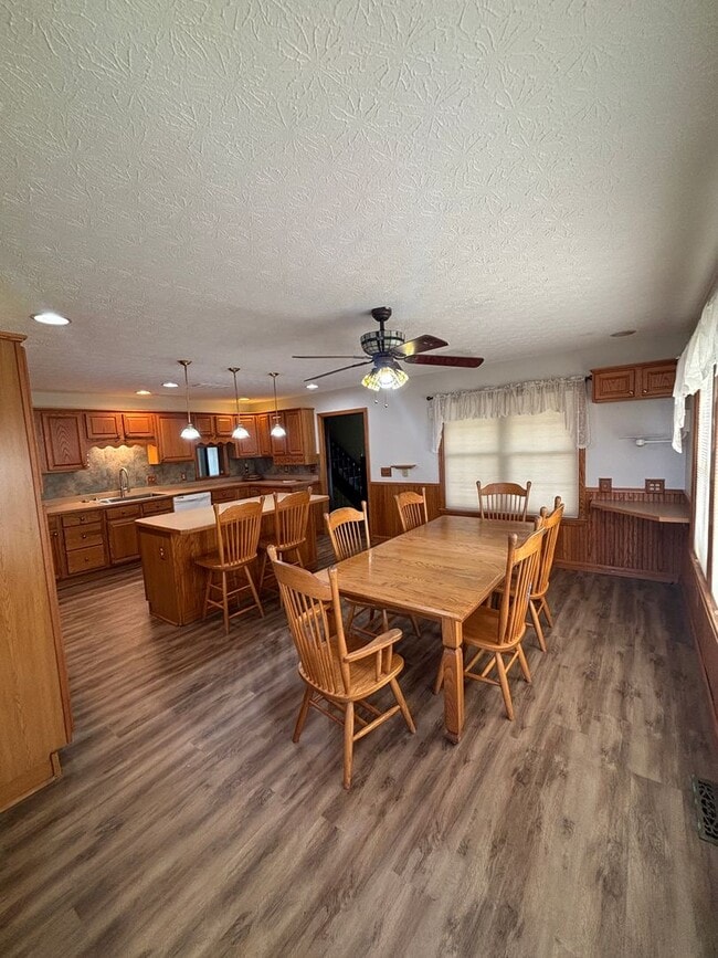 Building Photo - 4 Bedroom, 2 Bathroom House