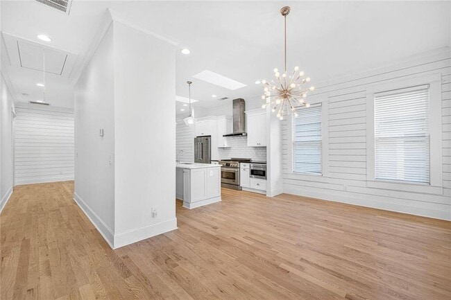 Building Photo - 523 Irwin St NE