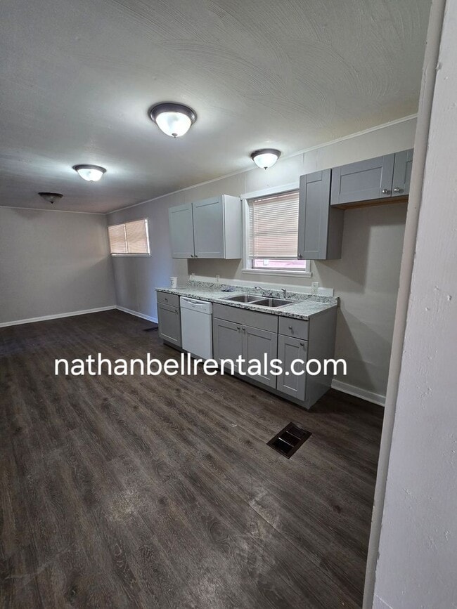 Building Photo - Single-Family Home: 4 bed, 2 bath