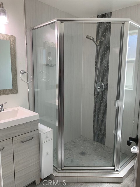 Building Photo - 417 S Flower St