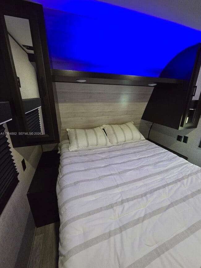 Building Photo - 604 SE 12th Ter