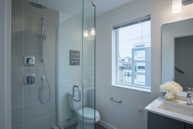 Building Photo - Modern 3BR/3BA Townhouse with Rooftop - Views of Downtown!