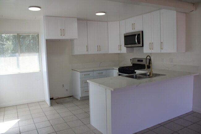 Building Photo - 4632 Canoga St