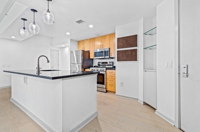 Building Photo - 475 K St NW
