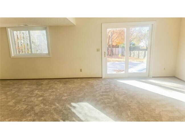 Building Photo - 9 Heights Rd NE