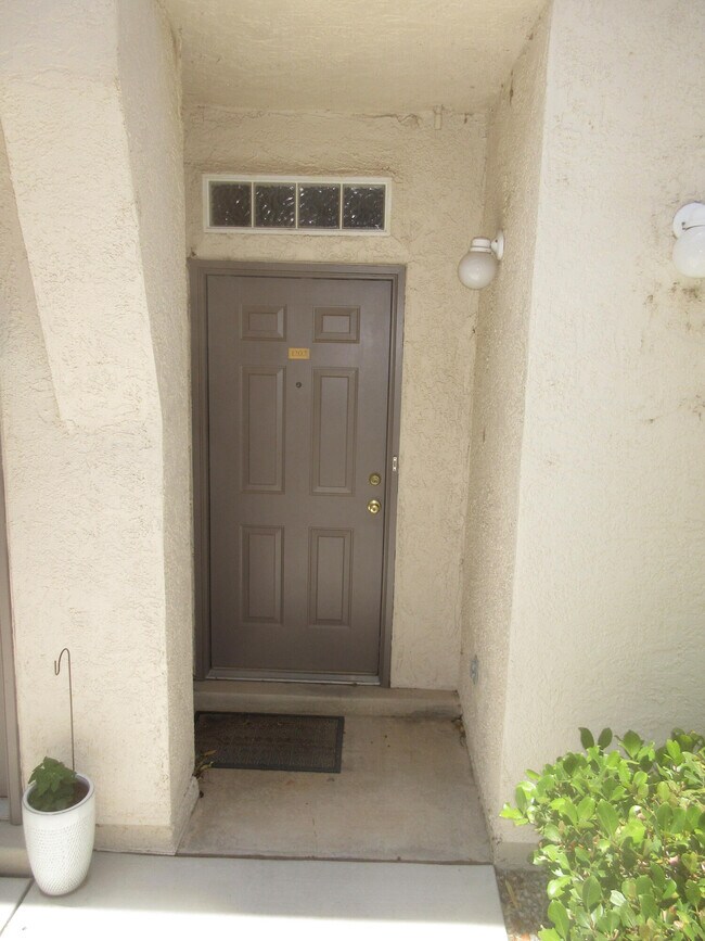 Building Photo - 6501 San Antonio Dr NE