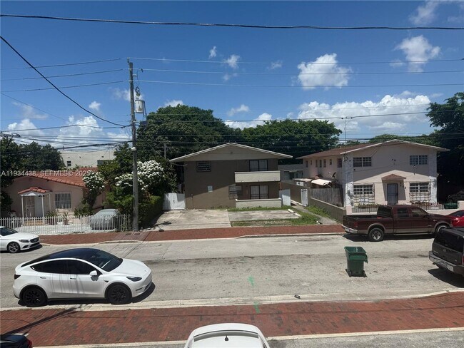 Building Photo - 621 SW 15th Ave