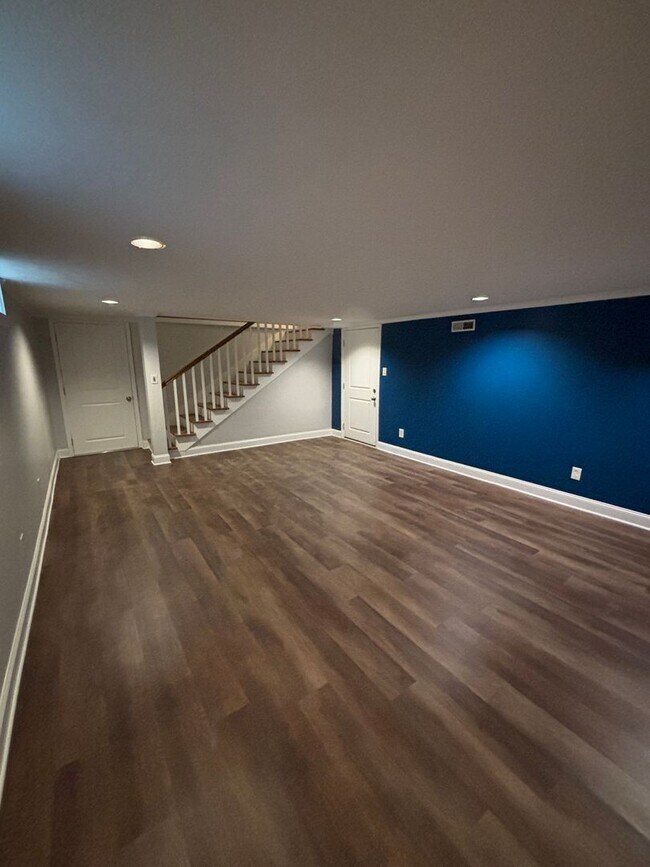 Building Photo - 619 White Oak Dr