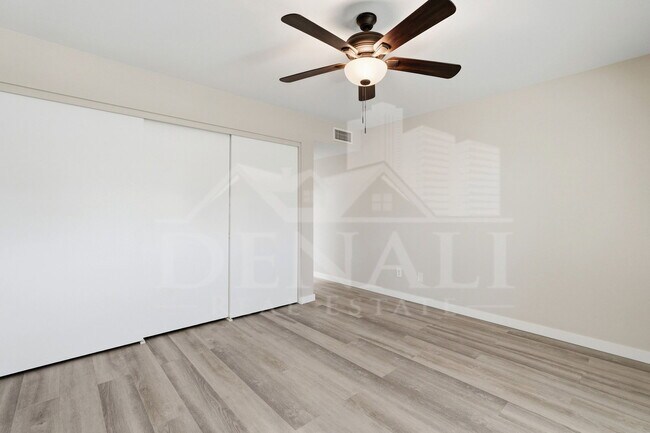 Building Photo - 10602 E Elmhurst Dr