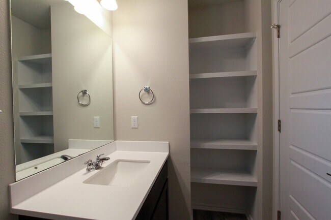 Building Photo - Newly Built 3 Bedroom, 2.5 Bath House in Round Rock's University Park Villas