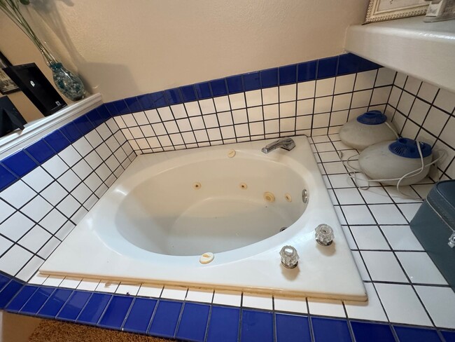 Building Photo - Great House