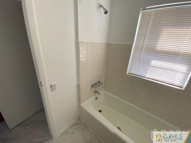 Building Photo - 123 Kossuth St