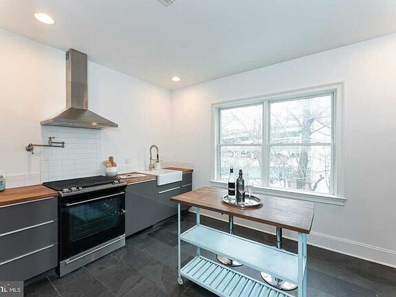 Building Photo - 1005 New Market St