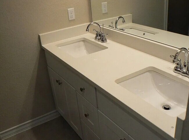 Building Photo - Modern 3 Bed and 2.5 Bath Home Near Downto...