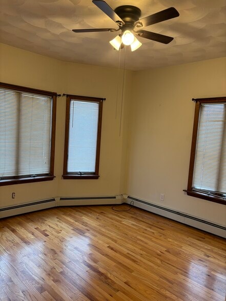 Living room - 84 Bellevue Ave