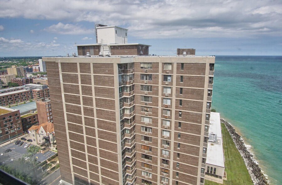 Building Photo - 6301 N Sheridan Rd