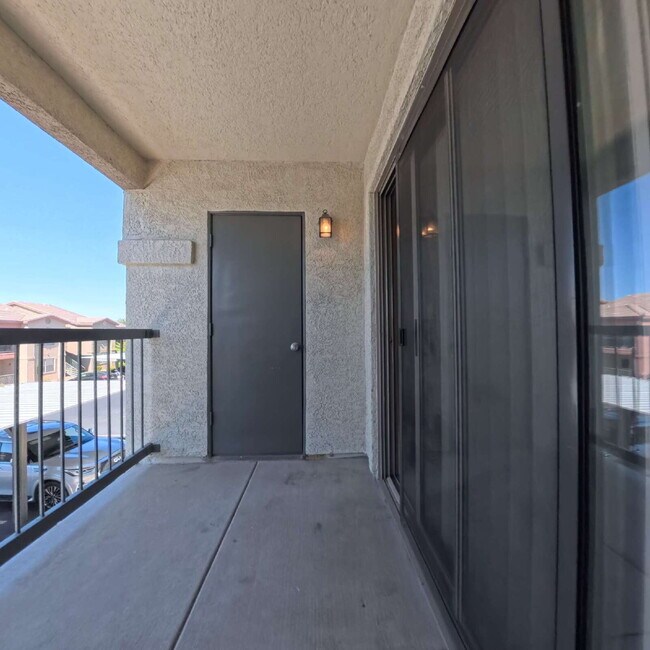 Building Photo - Charming 2nd Floor Unit In Gated Community!