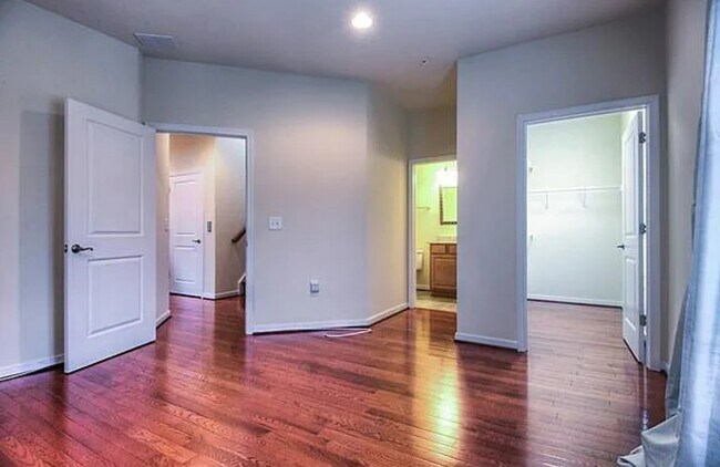 Building Photo - 3910 Village Commons Walk