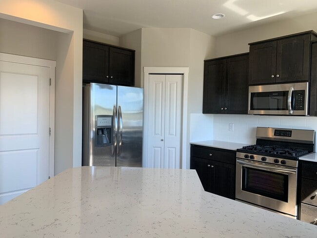Building Photo - GORGEOUS 5BD, 3BA, 2-CAR GARAGE! AMENITIES...