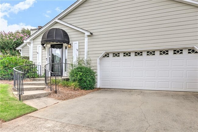 Building Photo - 60 Heartwood Dr NE