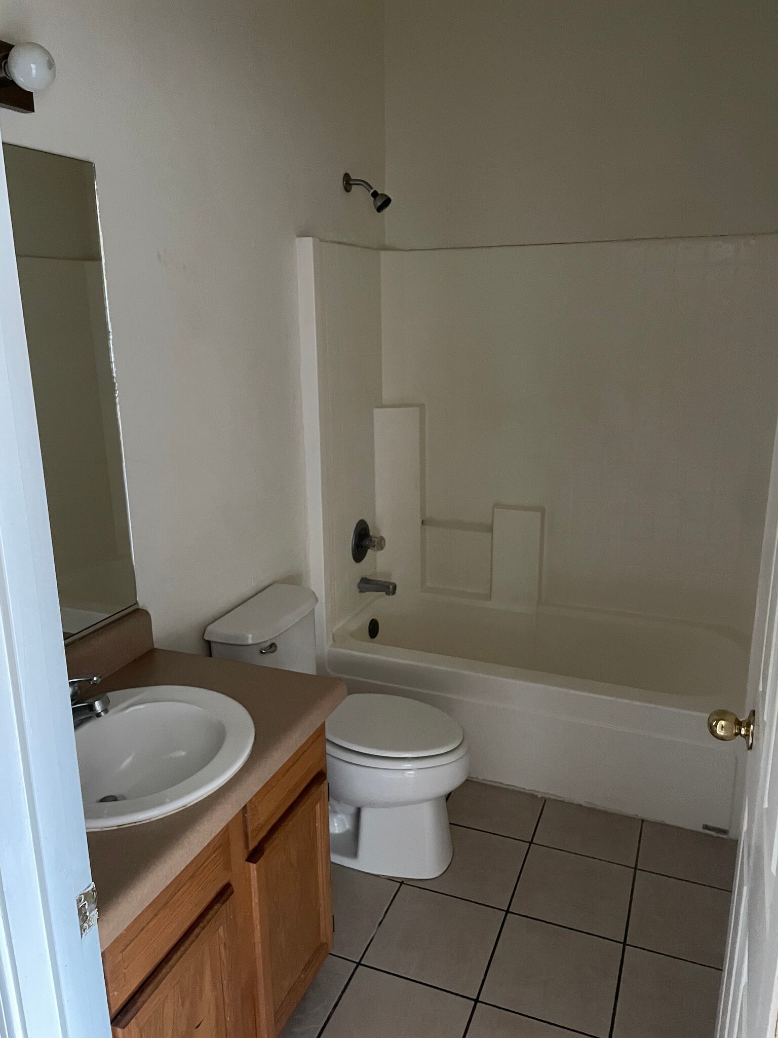 Full bathroom - 2536 N Corinthian Garden Dr