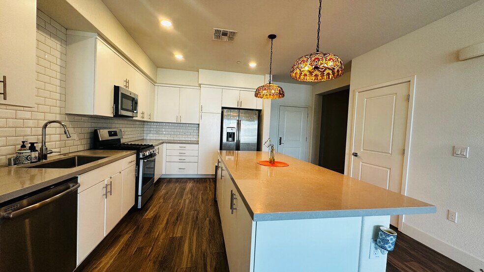 Building Photo - 5933 Sunstone Dr