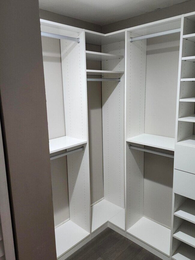 Building Photo - 1919 Discovery Cir E