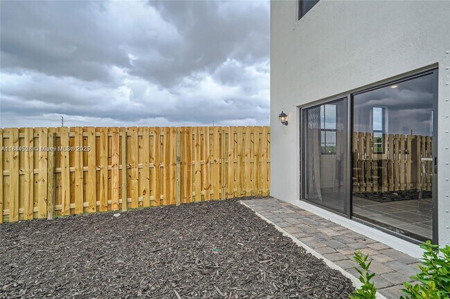 Building Photo - 409 NE 12th St