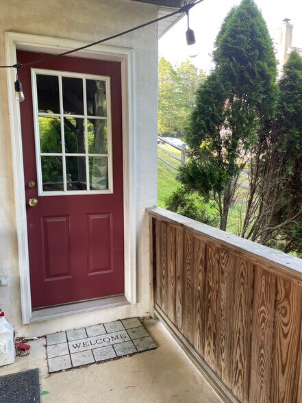 Private Entrance 2 - 600 W Linden St