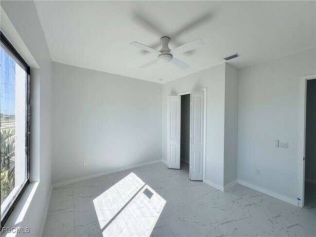 Building Photo - 1027 Kismet Pkwy W