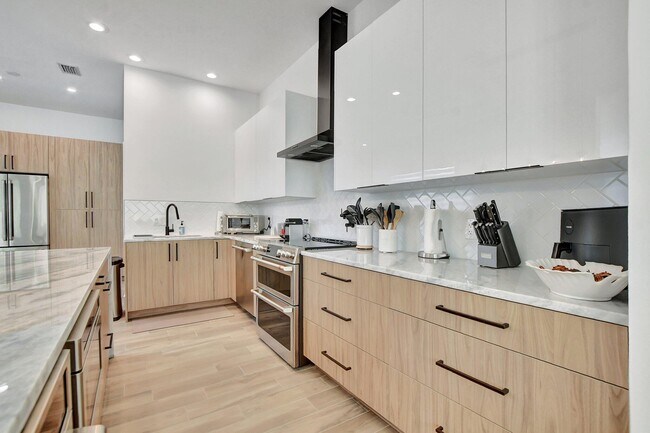 Building Photo - 7477 Campo Florido