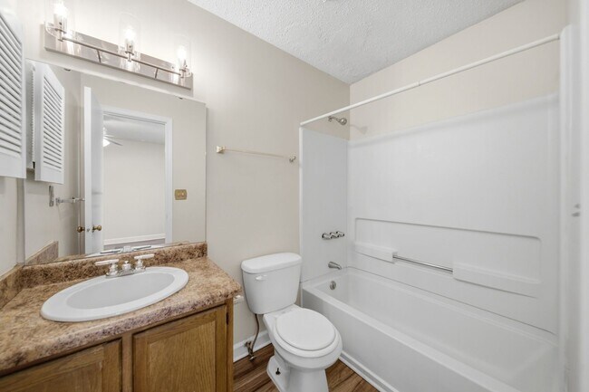 Building Photo - 2 Bedroom Condo in Deerwood Knoll