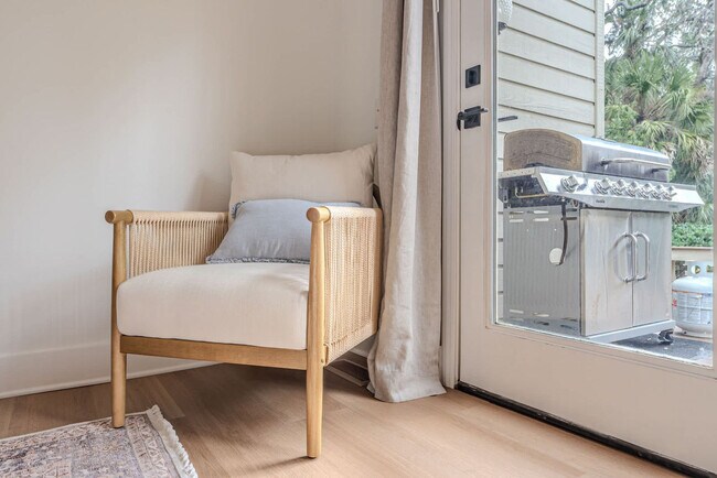 Building Photo - 8 Heath Dr