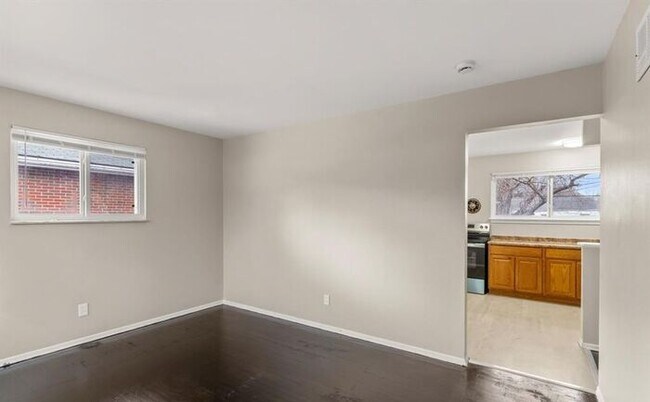 Building Photo - Freshly refreshed and move-in ready!