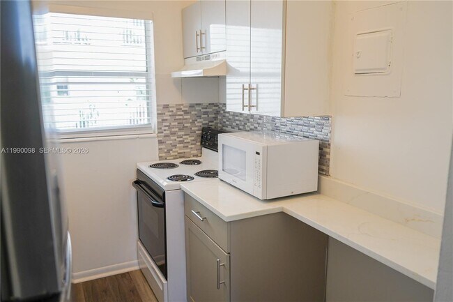 Building Photo - 2008 Jackson St