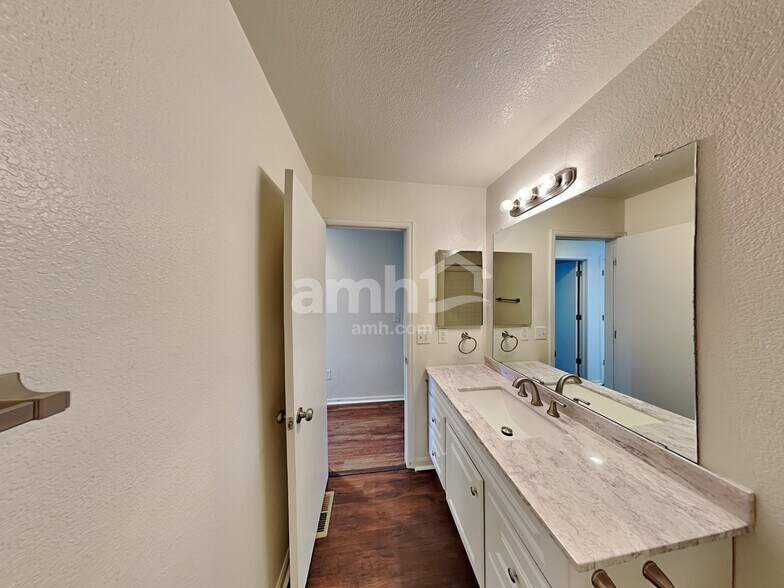 Building Photo - 9752 E 112th Dr