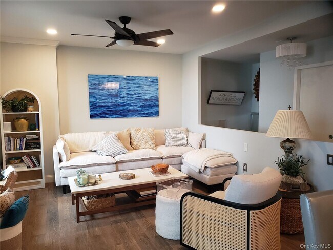 Building Photo - 100 W Broadway