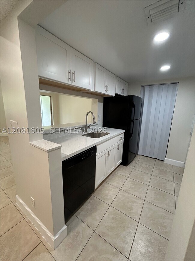 Building Photo - 9733 Westview Dr