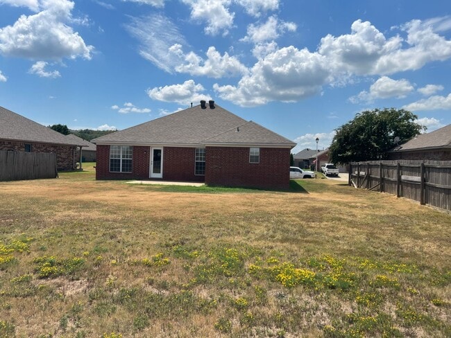 Building Photo - Charming 3 Bed 2 Bath Home