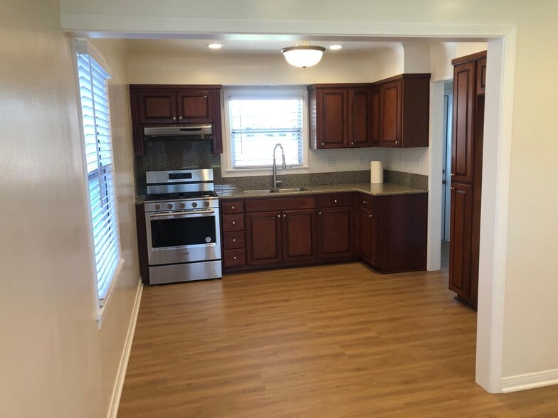 Building Photo - 10828 Montecito Dr