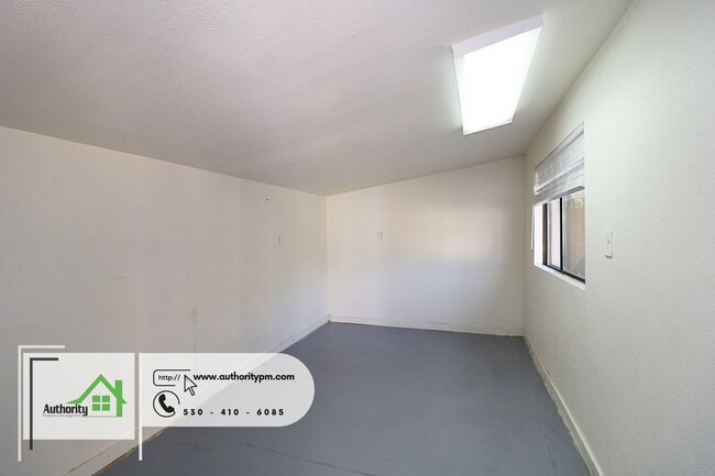 Building Photo - 2061 Jewell Ln