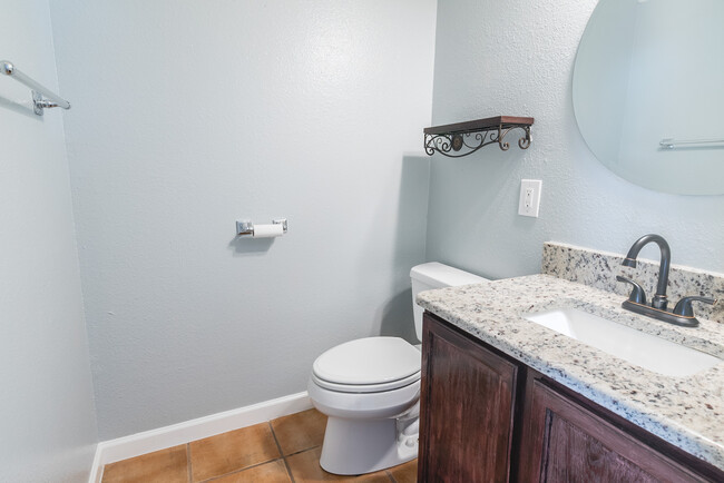 Half bath - 9630 Hillside Trail