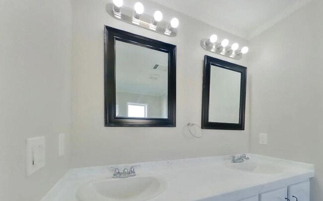 Building Photo - Modern 3-Bedroom Sanctuary in a Sought-After Location