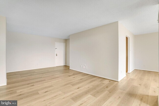 Building Photo - 2300 Pimmit Dr