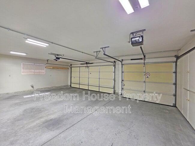 Building Photo - 3630 E Vineyard Dr N