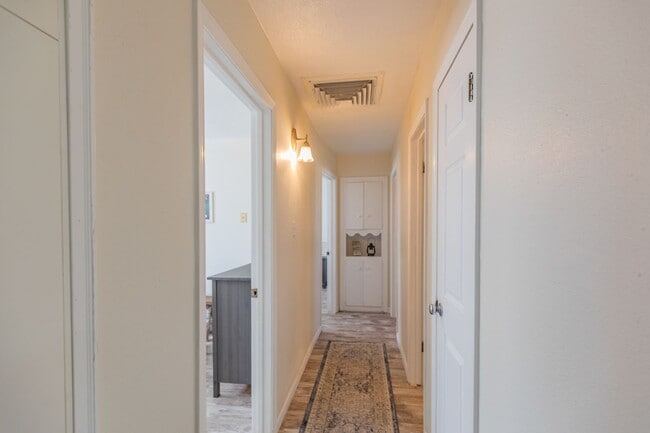 Building Photo - Super cute updated home!