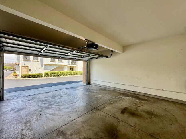 Building Photo - Amazing 2B/2BA w/ Attached 2 Car Garage, W...