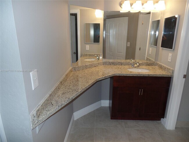 Building Photo - 2810 N Oakland Forest Dr